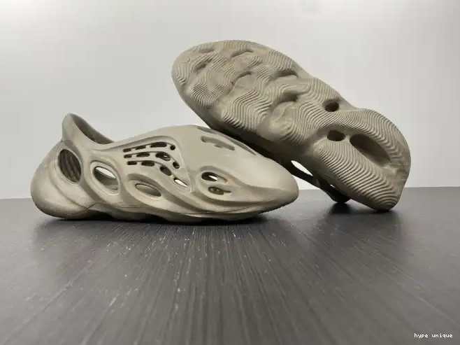 hype Stone RNNR Sage Adidas Foam Yeezy GX4472 0511